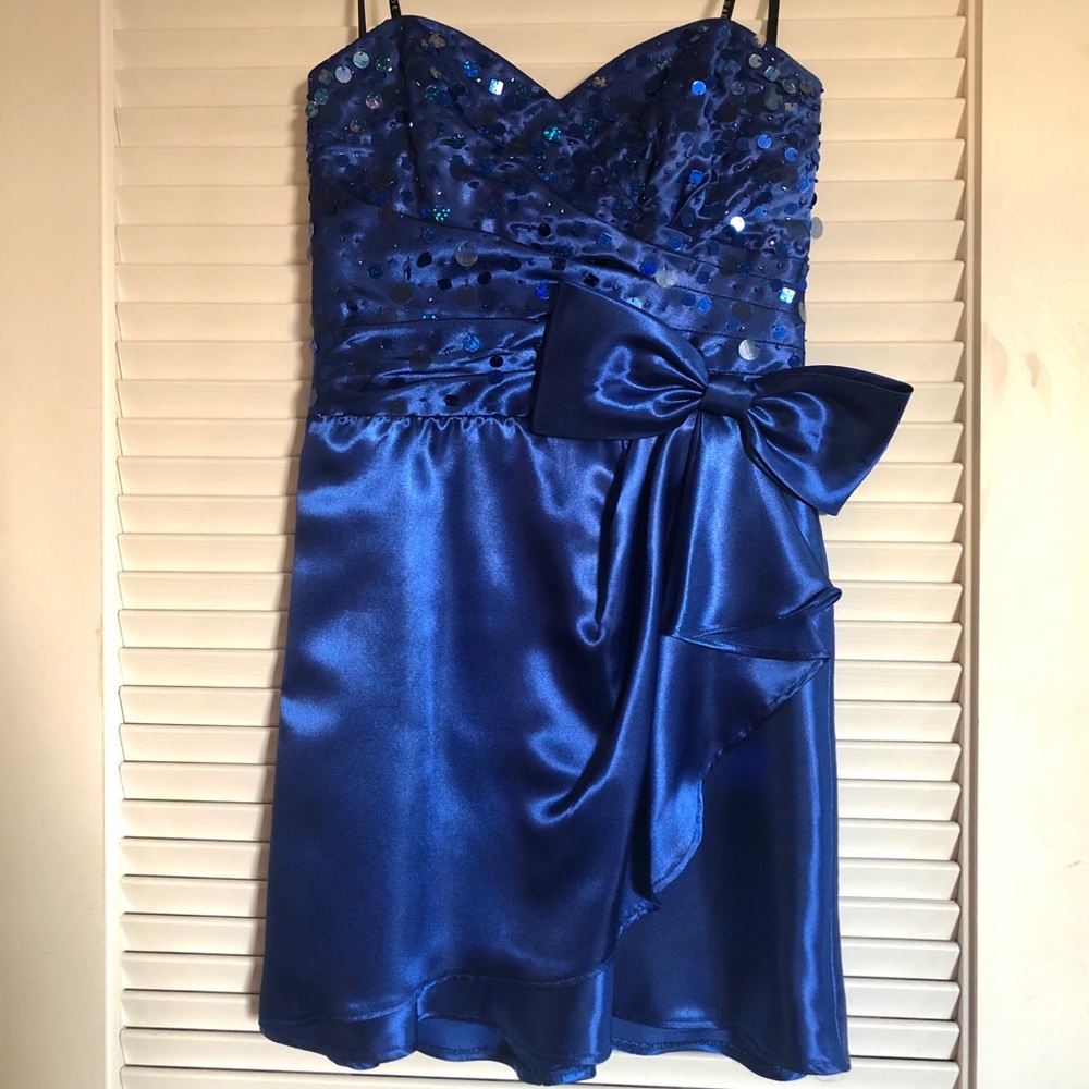 Blue, sequined & strapless dress!